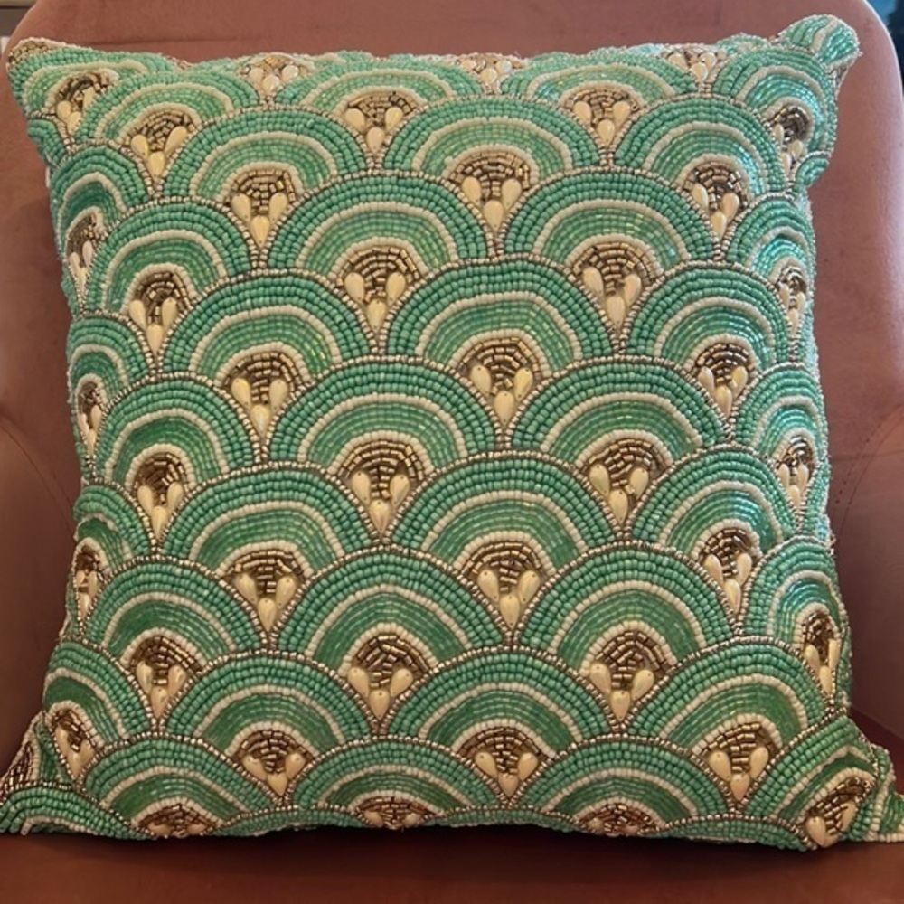 NWOT COASTAL SCALLOP BEADED PILLOW WITH IRIDESCENT PEARLS